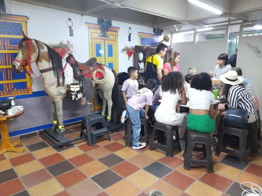 Comuna 13: Graffiti tour & Street Food/drink with telesferic - Street food and ice cream: what you actually get