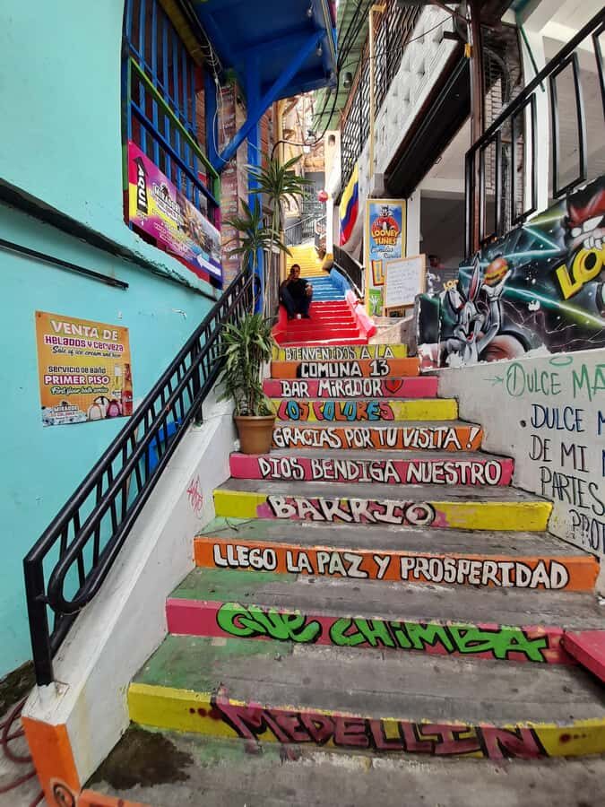 Comuna 13: Graffiti tour & Street Food/drink with telesferic - Beer stop and the lookout-bar: ending with Medellín views