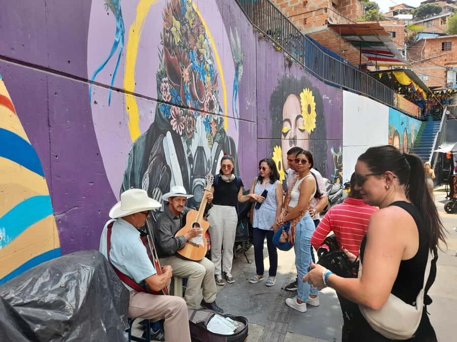Comuna 13: Graffiti tour & Street Food/drink with telesferic - Price and logistics: is $22 good value?