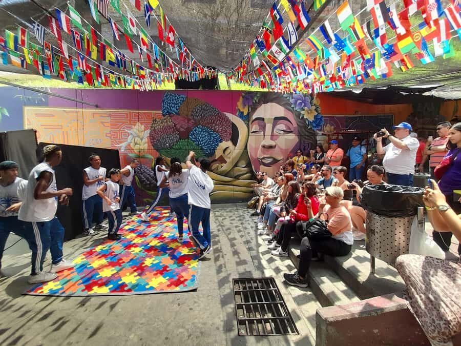 Comuna 13: Graffiti tour & Street Food/drink with telesferic - Safety reality check: what this tour says, and how to use that info