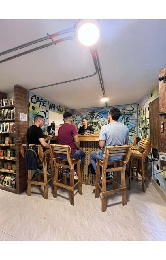 Comuna 13: Recorrido de Arte Urbano, Cultura y Resiliencia - Coffee tasting and shopping time: spend with a purpose