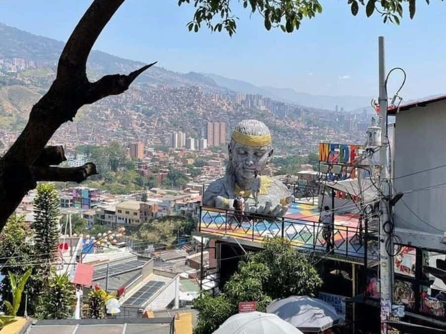 Comuna 13: Recorrido de Arte Urbano, Cultura y Resiliencia - First stop: the café orientation and safety briefing