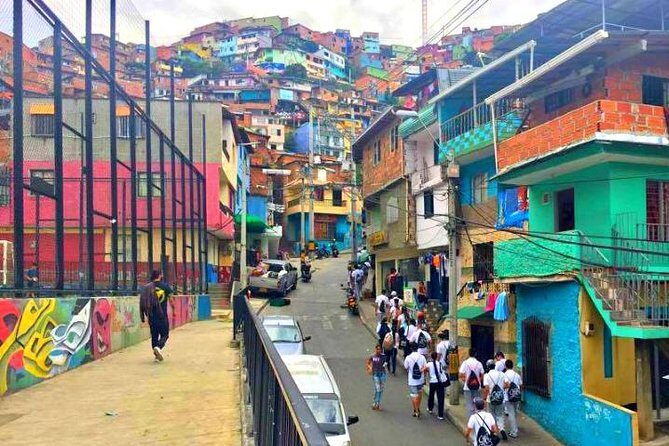 Comuna 13 tour and cable car - Stop 1: Cable Metro Station, the history setup you’ll actually use