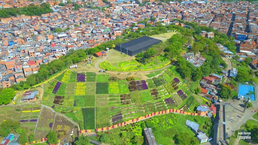 Comuna 4 - Moravia Tour - Starting at Caribe Metro: The Smoothest Way to Get There