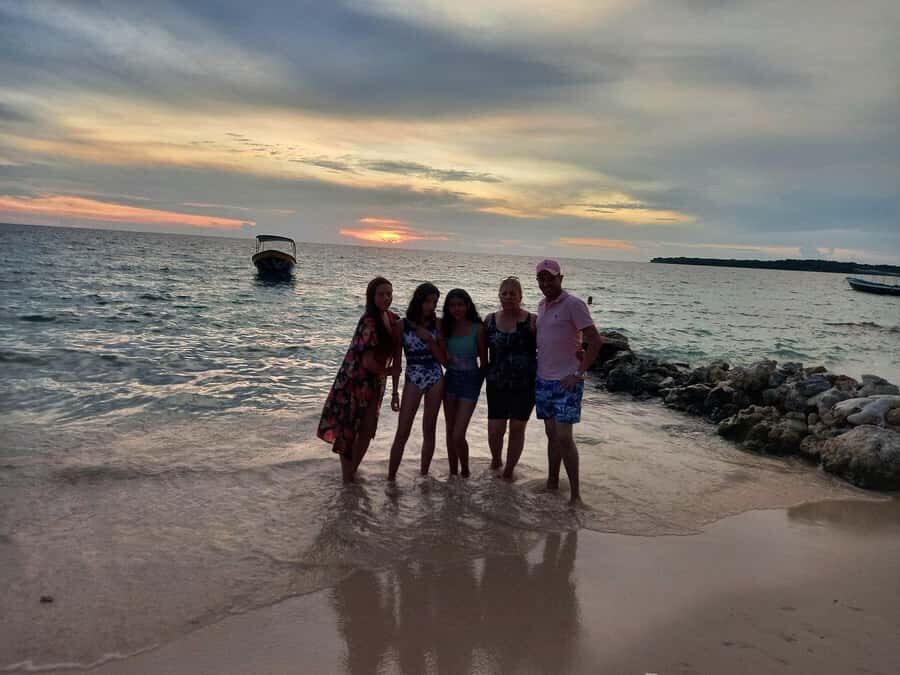 Enjoy the beach at Barú: Aviary + bioluminescense plankton - Playa Blanca + beach time: turquoise water and an actually useful schedule