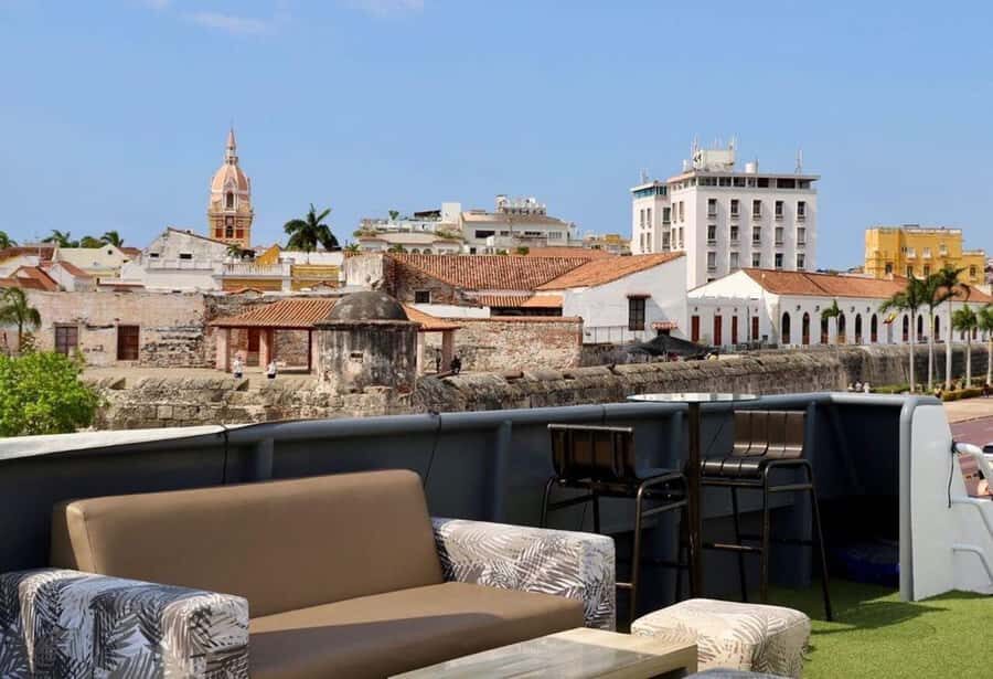 Exotic Yacht - Tour through the bay of Cartagena - Getting on Board at Puerta No 4, Muelle de La Bodeguita