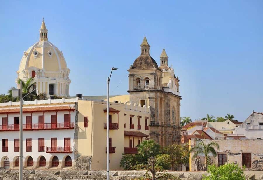 Exotic Yacht - Tour through the bay of Cartagena - Comfort on Deck: Air-Conditioned Rooms and Rooftop Space
