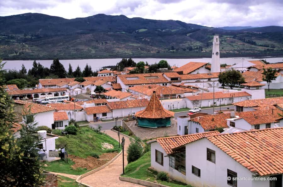 From Bogotá: Lake Guatavita and the El Dorado Legend Tour - The Tominé Reservoir stop: the story begins with flooding and rebuilding