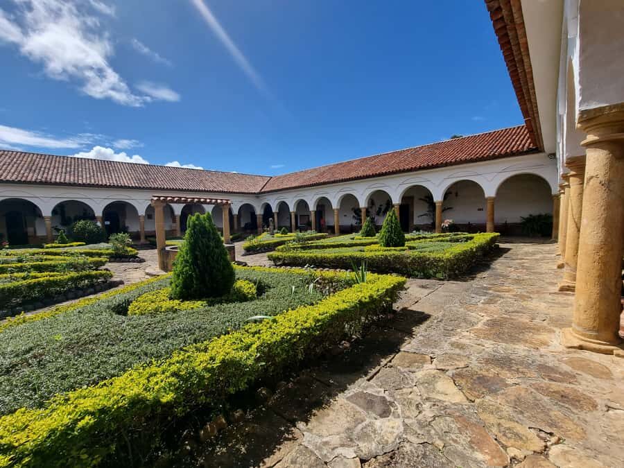 From Bogotá: Private Tour to Villa de Leyva - Ráquira artisan village lunch and craft browsing
