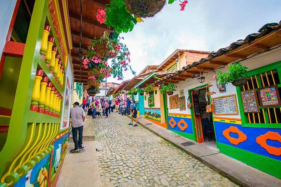 From Guatape: Pablo Escobar Mansion, Paintball & Boat Ride - La Manuela: walking the Pablo Escobar mansion visit