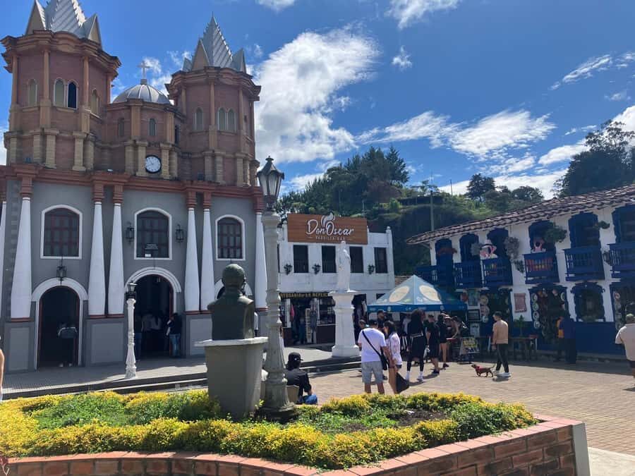 From Medellín: Guatape Private Tour, El Peñol, Boat Ride - La Réplica del Peñol: a smart warm-up before the real views