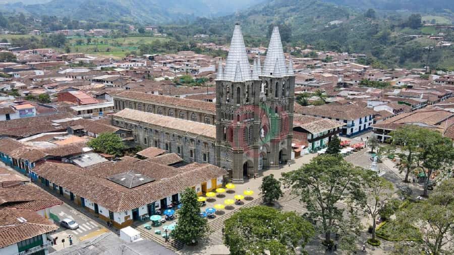 From Medellín: Jardín, Andes, and Hispania Day Trip - Arriving in Jardín: colored streets, colonial houses, and built-in photo time