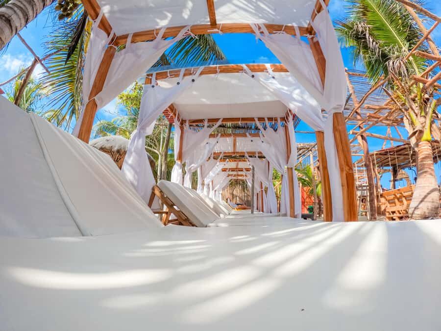 Full day at Isla baru playa blanca in Mambo Beach club - Bathrooms, bugs, and the stuff that can make or break the day