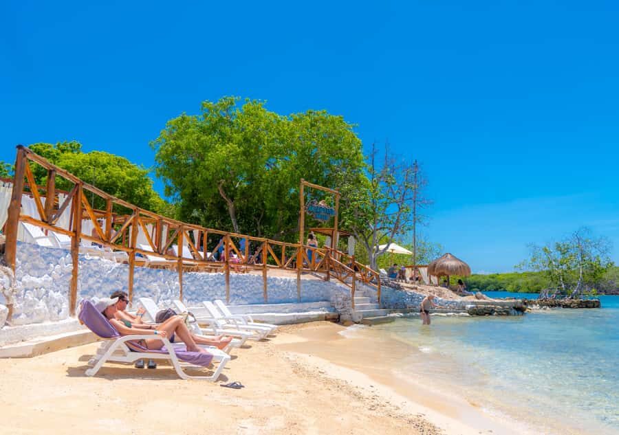 Full day at isla encantada beach - From Avenida Blas de Lezo to the dock: your meeting-point reality check