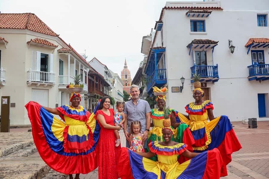 Gastronomic tour and professional photos in the old city - Centenario Park Photo Time: Why Two Stops Make Sense