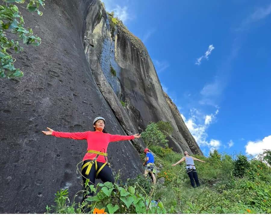Guatapé: Iconic rock climbing for beginners and experts. - Getting to the meeting point at La MONA (and why it matters)