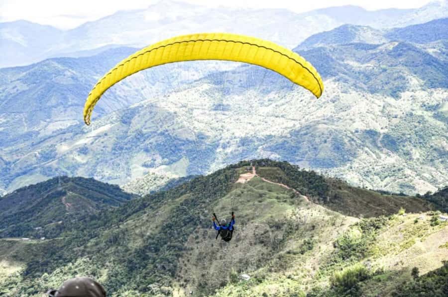 Guatape: Paragliding Experience - Getting Ready: Calle 32 in Guatapé