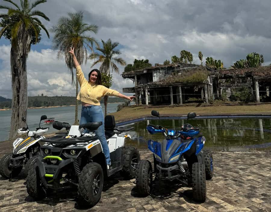 Guatapé Tour by Chiva + Visit to Pablo Escobar's Hacienda - Marinilla break stop: photos and a short guided visit