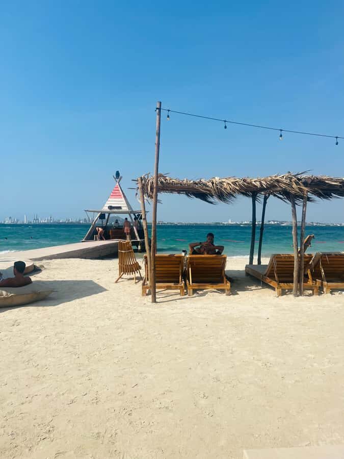 Isla Tierra Bomba beach club: Day Pass with typical food - The included lunch and typical island food (with lots of options)