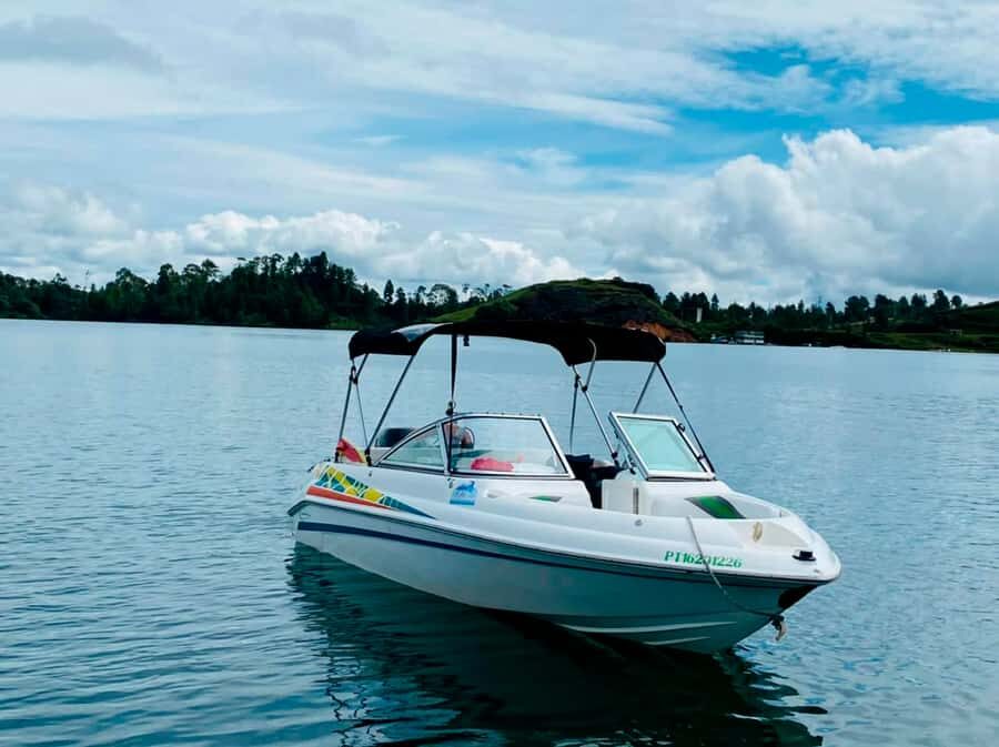 Luxury boat ride - Guatapé - Guatapé Dam views: what you’ll actually see from the water