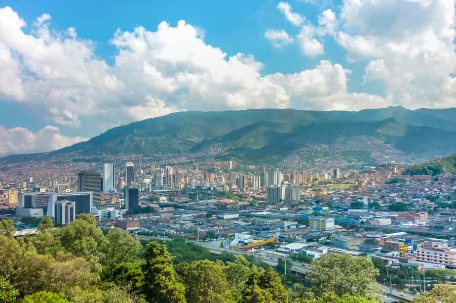 Medellín: 4-Hour Gastronomic Wonders Tour - Tram ride to Plaza de Flores: market energy and choclo arepas