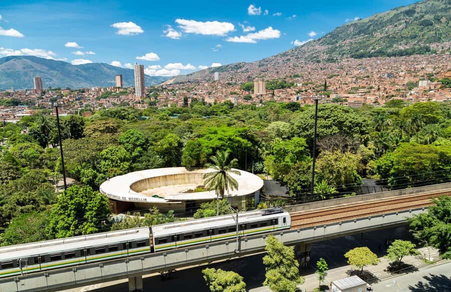 Medellín: Botanical Garden and Arvi Park City Tour - Entering the Botanical Garden near Antioquia University: why the timing matters