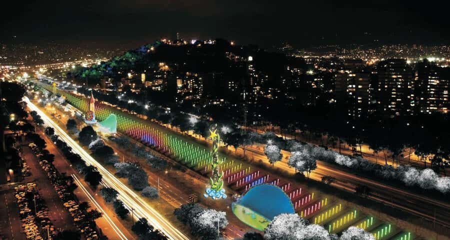 Medellin Christmas Lights Tour - Stop 1: Medellín River Parks for photos, walking, and first impressions