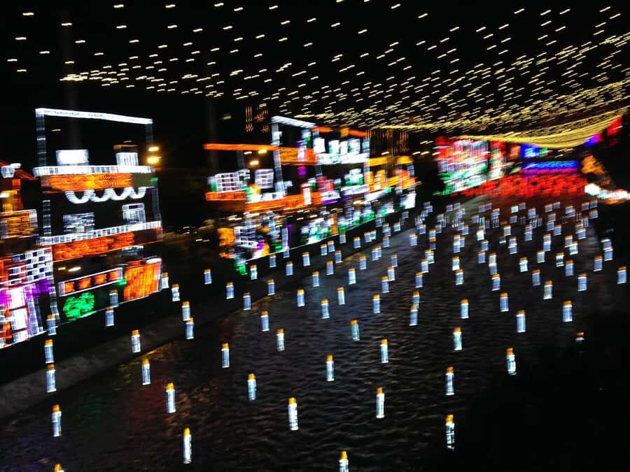 Medellin Christmas Lights Tour - The guide experience: bilingual help and local storytelling