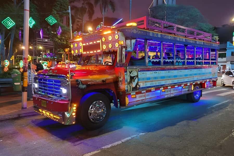 MEDELLIN: CITY TOUR CITY NIGHT TOUR + OPEN BAR - From Barefoot Park to the river parks: the night starts easy