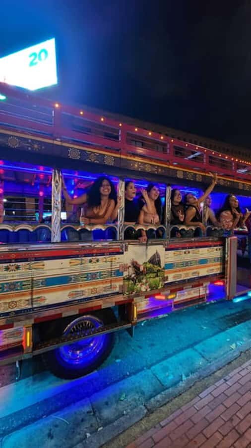 MEDELLIN: CITY TOUR CITY NIGHT TOUR + OPEN BAR - Parque Lleras and Poblado Park: where people-watching becomes the activity