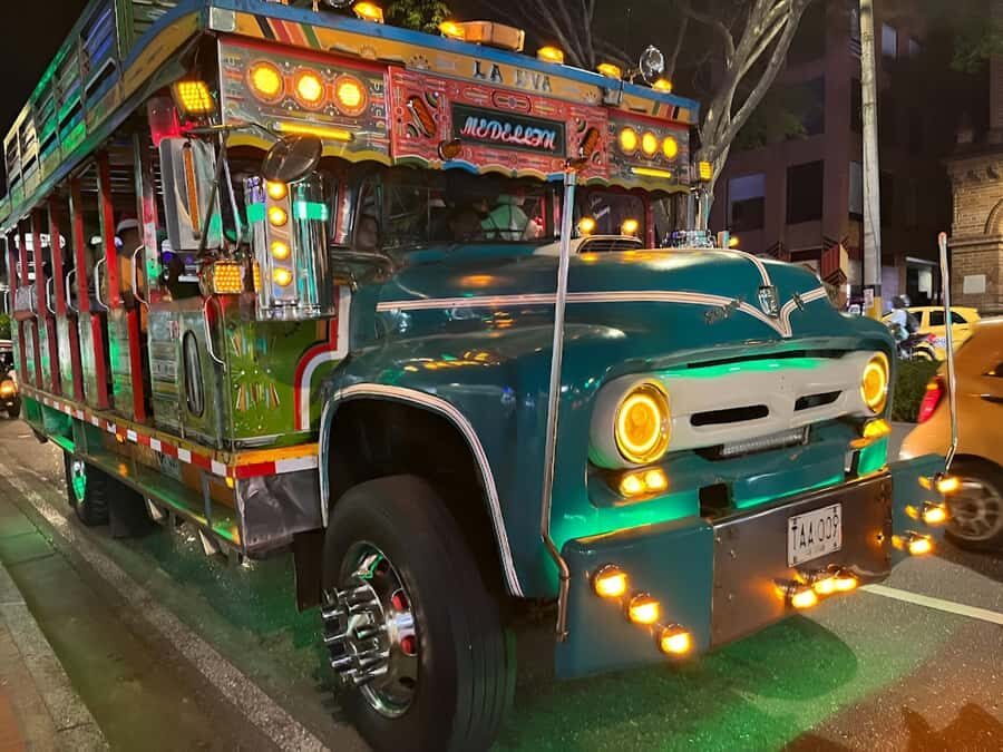 MEDELLIN: CITY TOUR CITY NIGHT TOUR + OPEN BAR - The meeting point and what to do at 7:00 pm