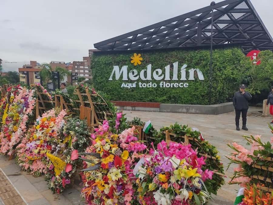 MEDELLIN: CITY TOUR MEDELLIN + GRAFFITOUR COMUNA 13 - Pueblito Paisa: getting oriented with Medellín’s big views