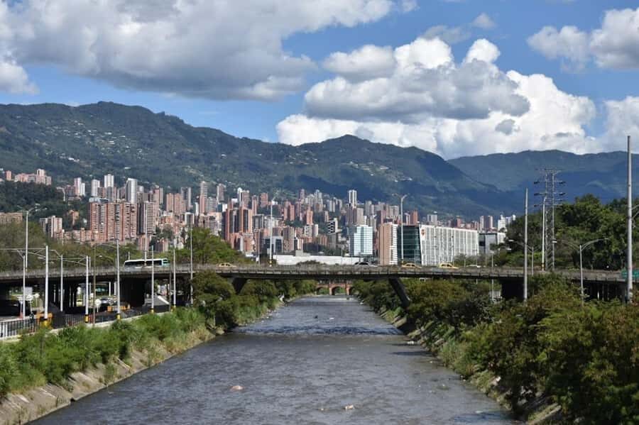 MEDELLIN: CITY TOUR MEDELLIN + GRAFFITOUR COMUNA 13 - Parque de los Pies Descalzos and the River Parks: a calmer break in the middle