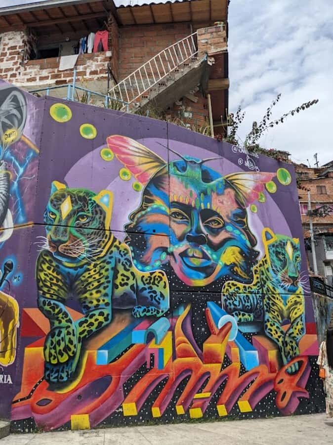 MEDELLIN: CITY TOUR MEDELLIN + GRAFFITOUR COMUNA 13 - Plaza Botero: iconic sculptures with guided context
