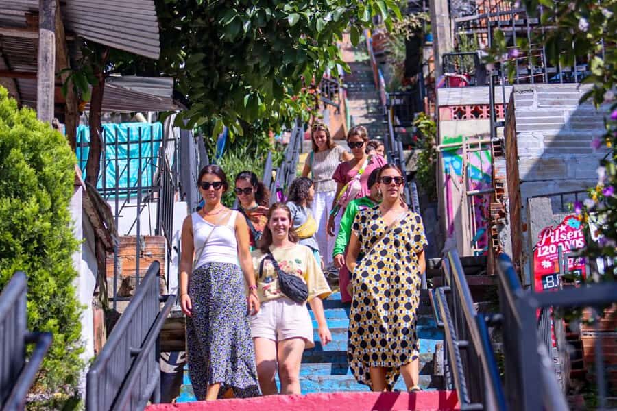 Medellín Comuna 13 local guides snacks and your own graffiti - Key things you’ll notice on this Comuna 13 tour