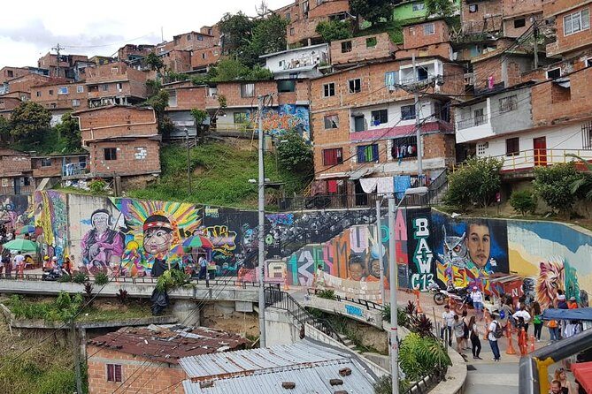 Medellín & Comuna 13 Private Tour - Stop 2: Escaleras Eléctricas de la Comuna 13 and the street art walk