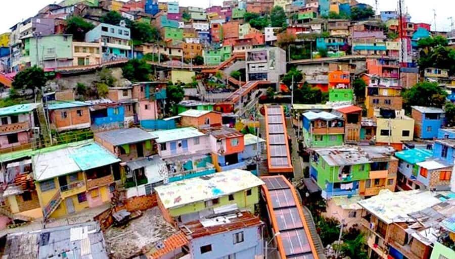 Medellin: Graffiti Tour Comuna 13 - Comuna 13 graffiti: why this tour feels different