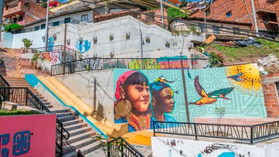 Medellin: Graffiti Tour Comuna 13 - Local fruit, beverages, and desserts: what you should expect to try