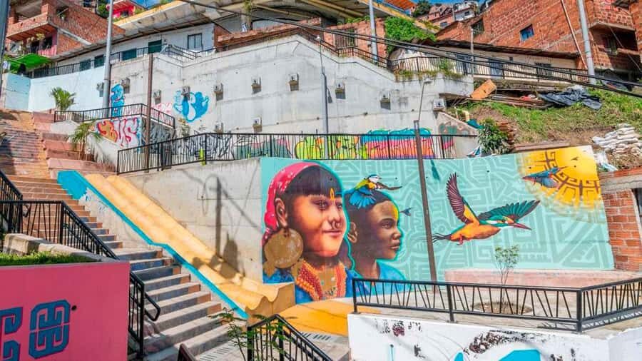 Medellin: Graffiti Tour Comuna 13 - Pickup by SUV: the easiest way to start