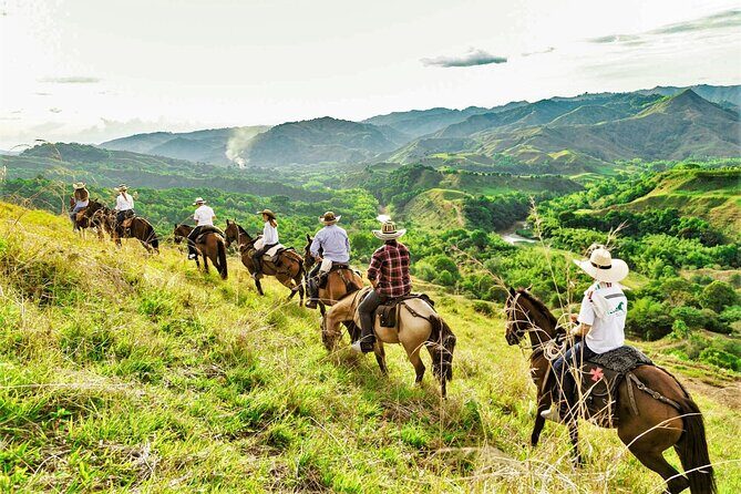 Medellin: Horseback Riding Adventure In Nature (Don't Overpay) - At the farm: what happens before the first hoof step