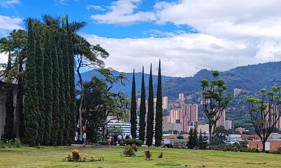 Medellín: Pablo Escobar Historical Tour Complete Experience - Los Olivos neighborhood: when the story turns to “help”