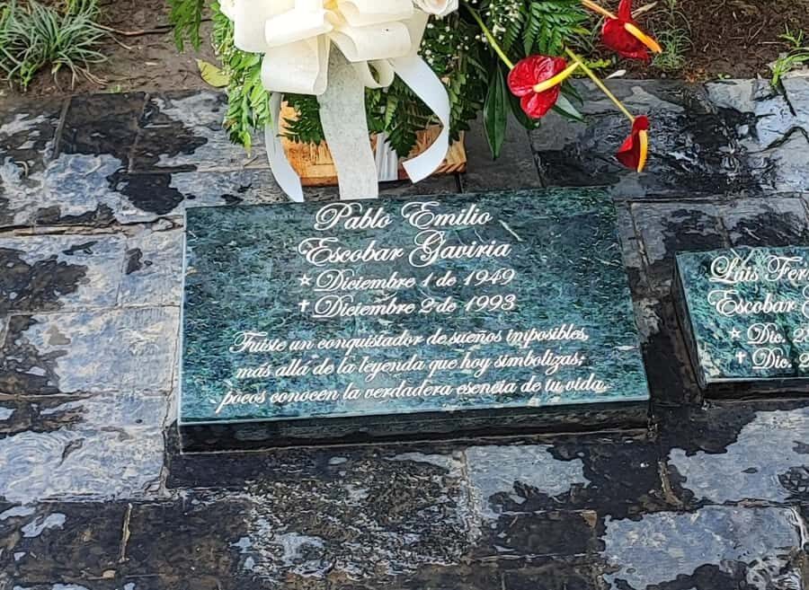Medellín: Pablo Escobar Historical Tour Complete Experience - The monument and the place tied to the end of the story
