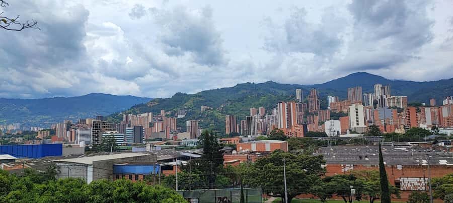 Medellín: Pablo Escobar Historical Tour Complete Experience - Casa Museo Pablo Escobar: the museum visit and the Roberto Escobar welcome