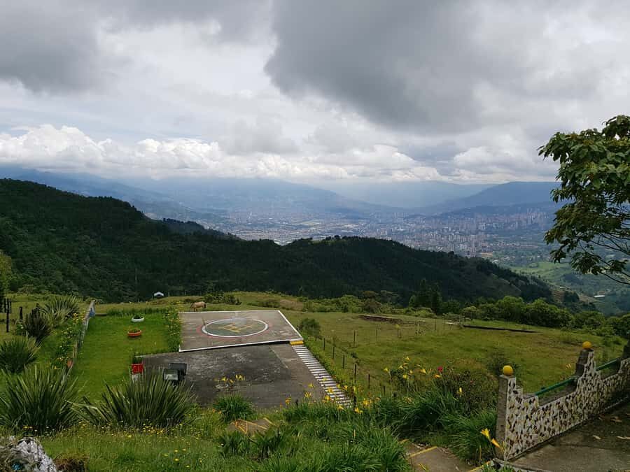 Medellín: Pablo Escobar Jail Private Tour - How the guides shape the whole experience (Carlos and Sara show up often)