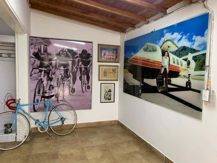 Medellin: Pablo Escobar Museum with Roberto Escobar … - The photo moment and signed souvenirs: handling it respectfully