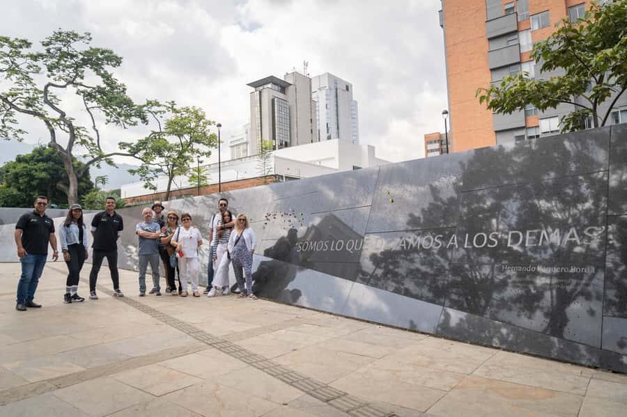 Medellín: Pablo Escobar Tour incl. museum & transportation - The start in El Poblado: finding your group and settling in