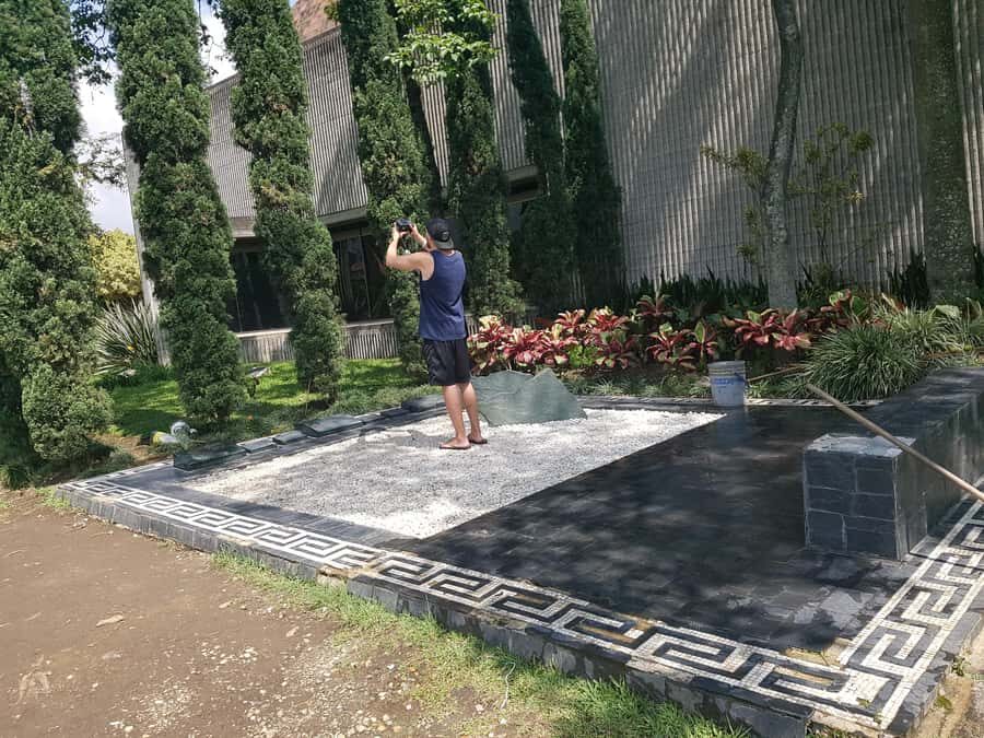 Medellin: Private 3-Hour Pablo Escobar Tour - Your Guide in English or Spanish: What to Expect From Daniela and Jorge