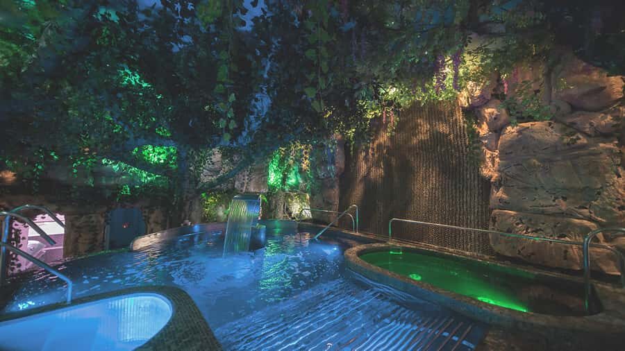 Medellín: Spa Experience with Dinner, Massage and Sauna - Dinner with a live fire show: more than a token meal