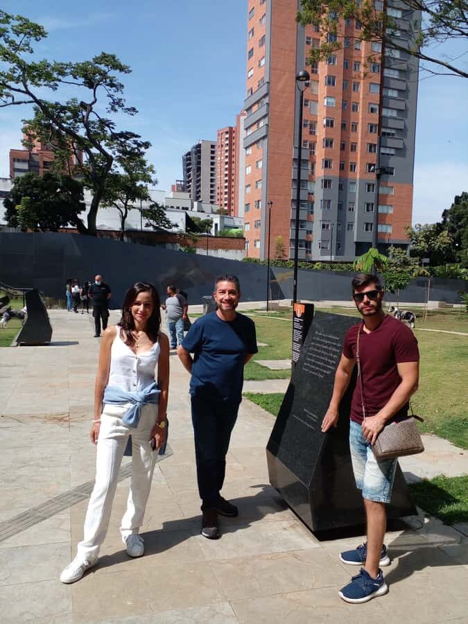 Medellin: Tour Pablo Escobar y Comuna 13 Privado - Stop 4: Los Olivos neighborhood quick guided moment