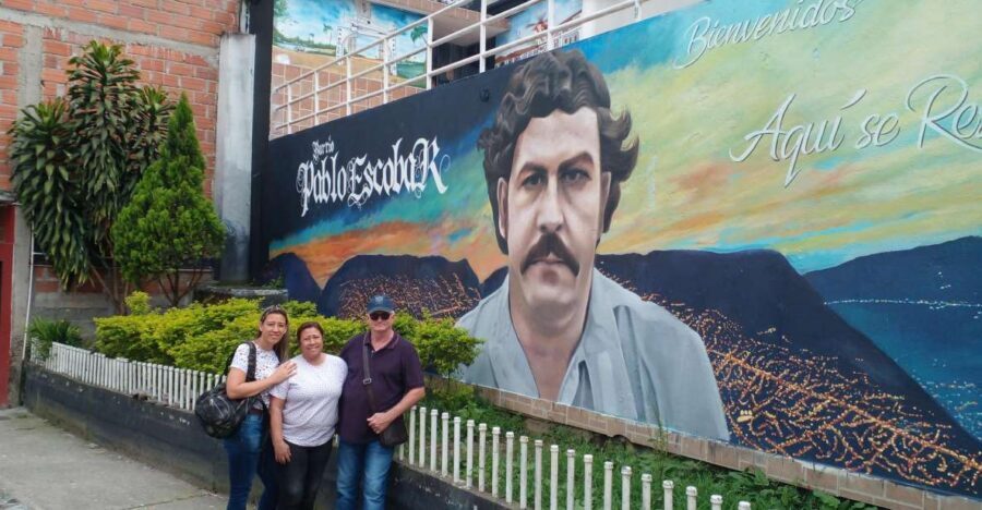 Medellin: Tour Pablo Escobar y Comuna 13 Privado - Timing and logistics: how 5 hours stays manageable